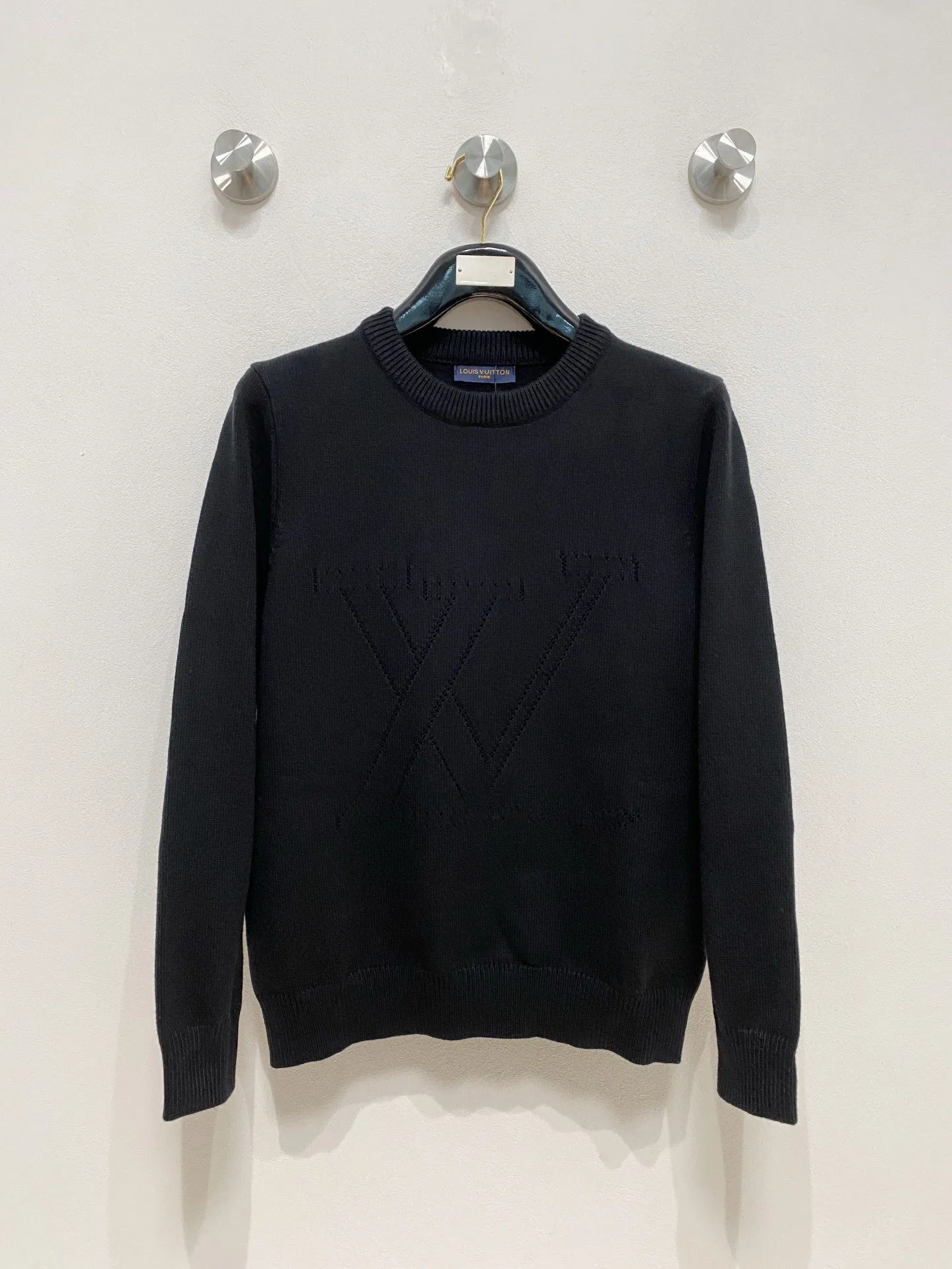 🅿️440 [LV Louis Vuitton] Autumn and winter classic lapel sweater, in full condition! ! ! Wool blended fabric, the latest model in 2025, golden ratio! ! Slim-fitting soft gold, versatile and practical item, the combination and practicality are extremely powerful, simple and elegant, and classy! To create your own style, it is highly recommended to buy it in two colors. The standard slim fit tailoring process is suitable for both young and old men. It is knitted from wool and will not cause any discomfort! While keeping warm, it is stylish, textured and wearable, and the classic logo with contrasting colors on the chest feels in place! ! Recommended for regular customers! ! Size M-3XL (maximum wear: 190 pounds)